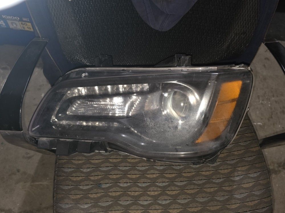 Chrysler 300 Driver Side Headlight