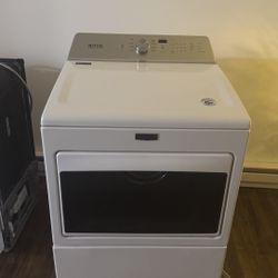 Maytag dryer in excellent condition.🔥