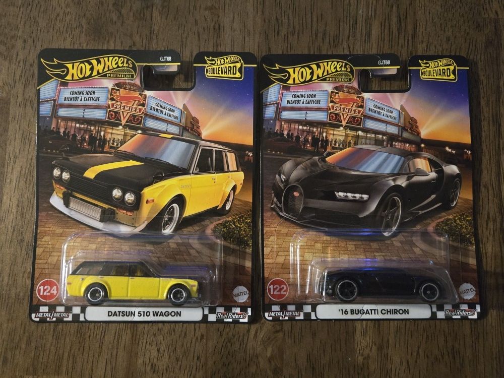 Hot wheels, premium hot wheels boulevard CHASE Bugatti Chiron + Datsun S10 Wagon