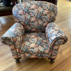 Small Vintage Child/Doll Chair