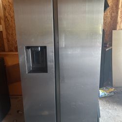 Stainless Steel Sampson Refrigerator With The Water And Ice 
