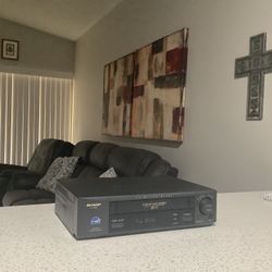 * SHARP * HQ * 4-HEAD HI-FI STEREO VHS VCR WITH HIGH QUALITY 19 MICRON HEADS SYSTEM . EXCELLENT CONDITION . LIKE NEW . MUST SEE TO APPRECIATE . 