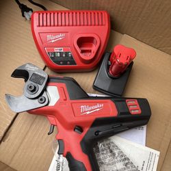 Milwaukee M12 12V Lithium-lon Cordless 600 MCM Cable Cutter Kit with 3.0Ah Battery, Charger
