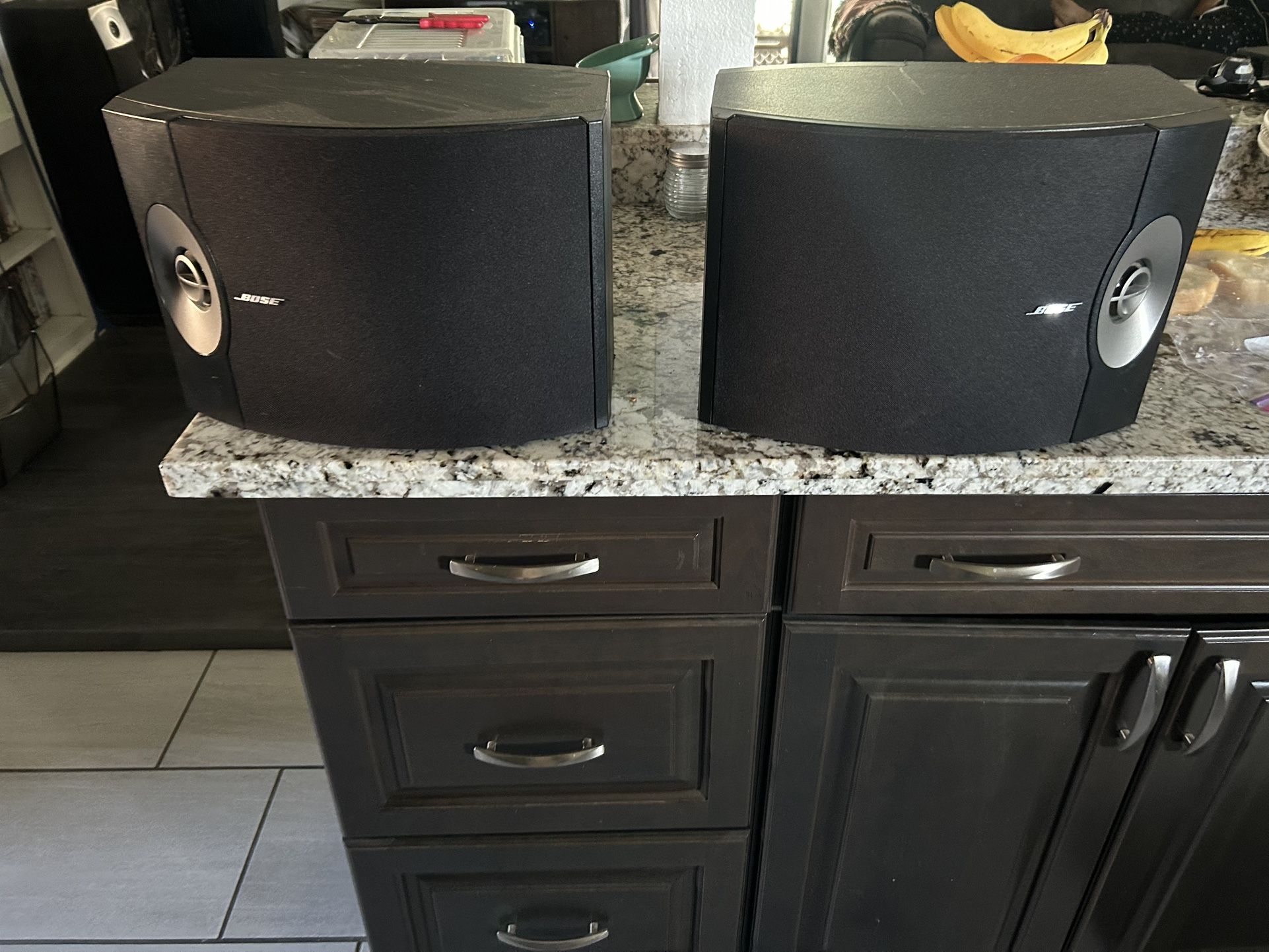 Bose 301v Bookshelf Speakers.