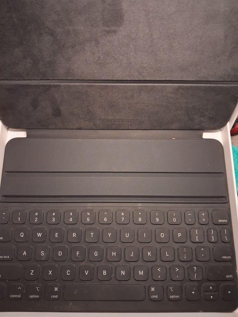 Apple Smart Keyboard Folio AVAILABLE