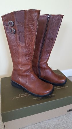 Keen waterproof boots in Oak color size 6