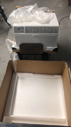 8000 BTU BRAND NEW AIR CONDITION IN THE BOX