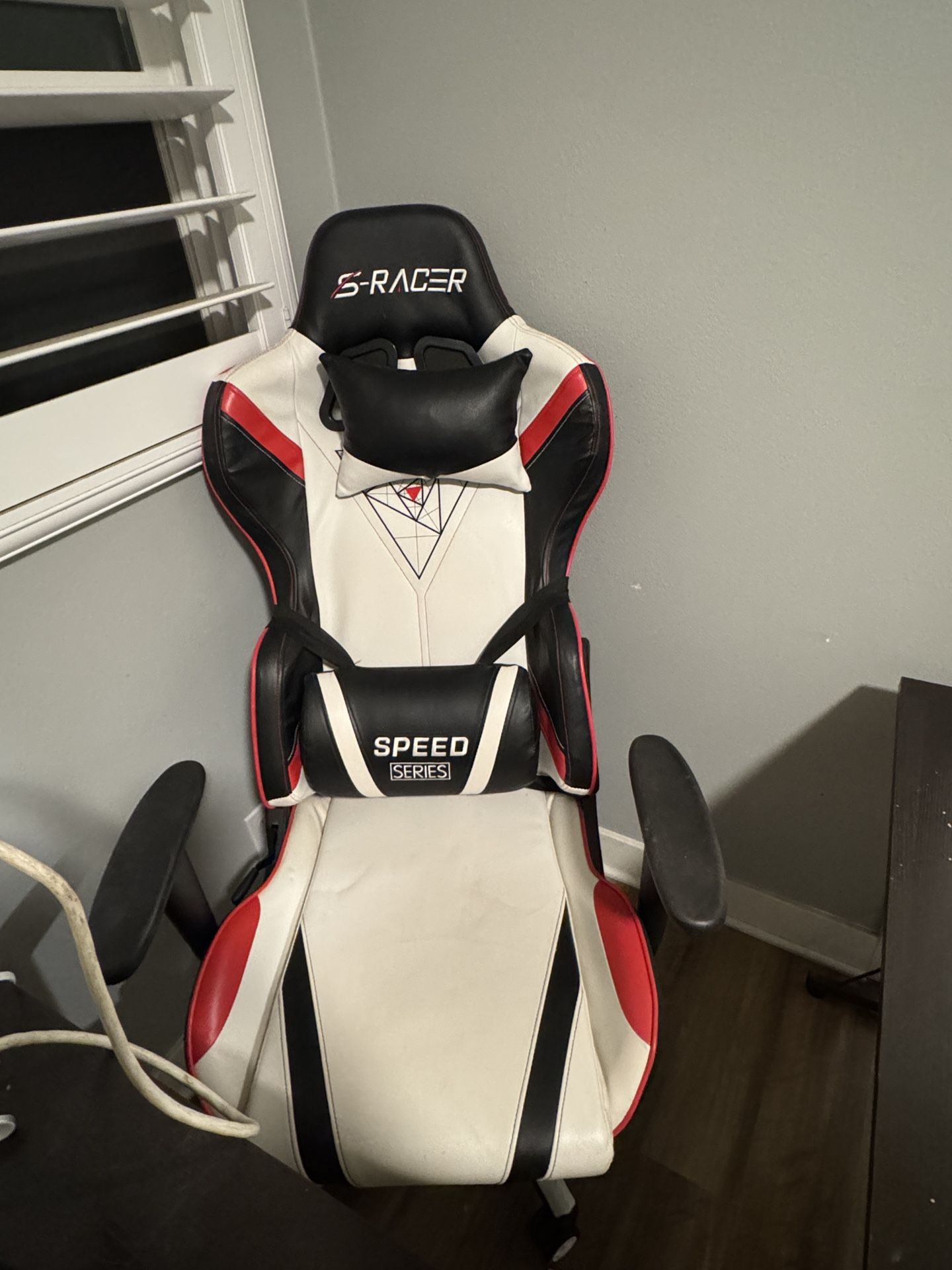 Gaming Chair – Reclining, Adjustable Armrests, Excellent Condition