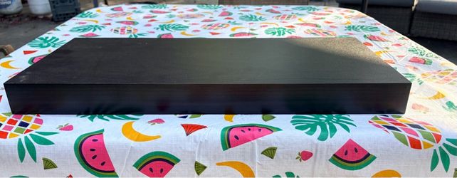 Floating shelf with bracket