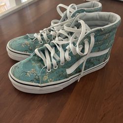 Super Cute VANS For Women In Mint Condition! size 7