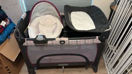 Graco Pack ‘n Play w/ Bassinet, Changing Table + Dream On Me Mattress — Complete Set