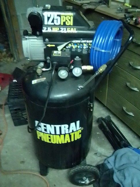 Central Pneumatic 21 Gallon 125 PSI Air Compressor