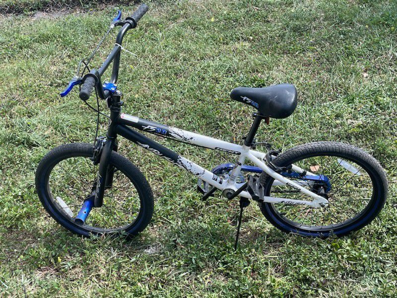 Kent Bicycles 20" Boy's Ambush BMX Child Bike, Black/Blue