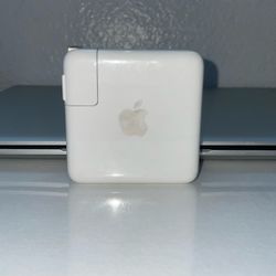 Apple Lightning Adapter
