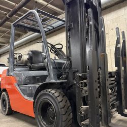 TOYOTA M8 forklift 5500 lb,3 stage, side shift, single double LOW HOURS  