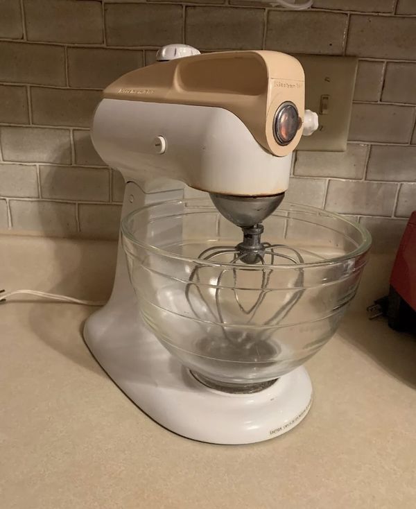 KitchenAid White Vintage Stand Mixer with Beater Glass Bowl for Sale in St. Charles, IL OfferUp