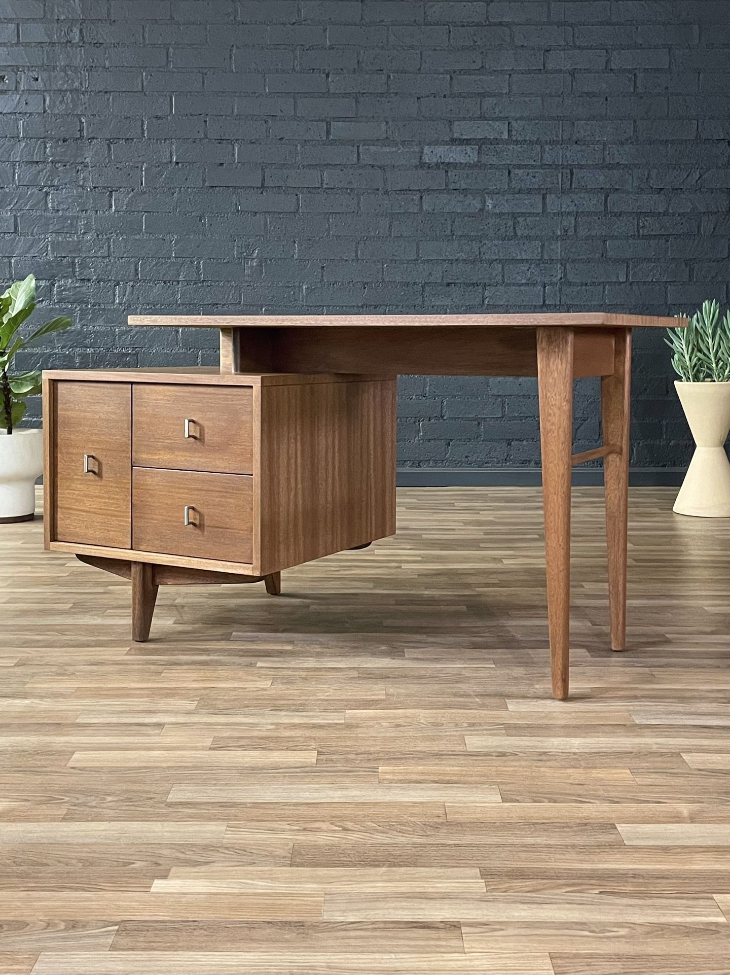 Mid-Century California Modern Desk by John Keal for Brown Saltman, c.1950’s
- Delivery Available