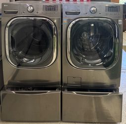 LG Washer & Gas Dryer with Base