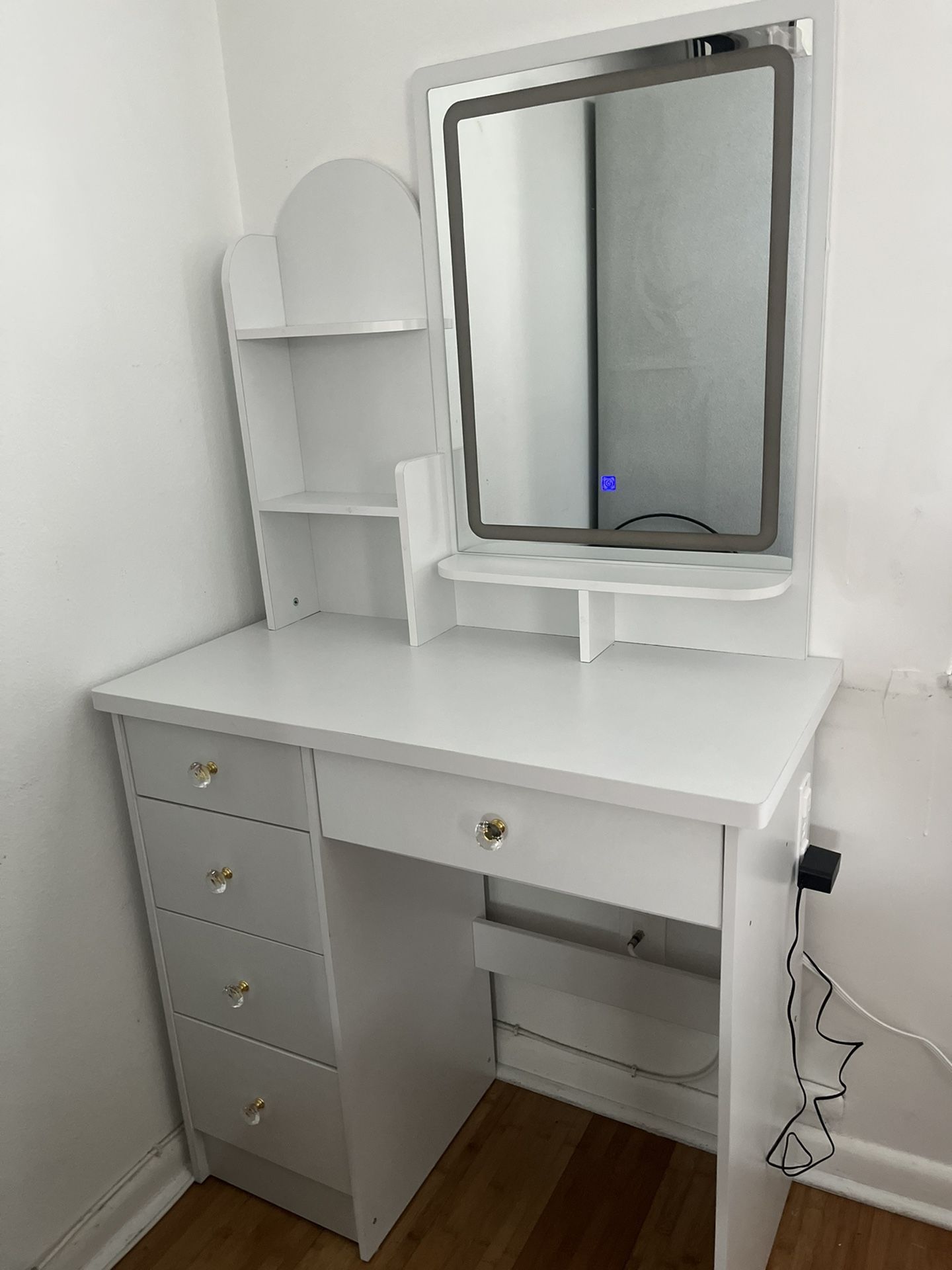 Coqueta Para Niñas Con Espejo Con 3 Tonos De Luz Y Todas Sus Conexiones. 31”x16”x30”altura (Nuevo)