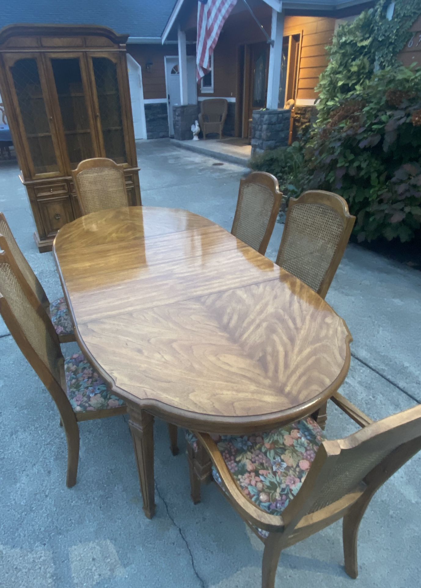 Beautiful 10 Piece Dining Set 6 Chairs China Hutch 2 Leafs 10/10