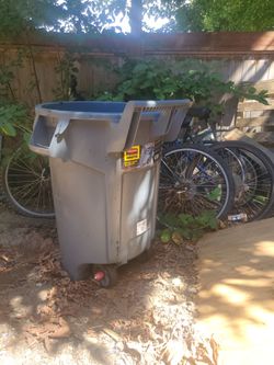 Garbage can