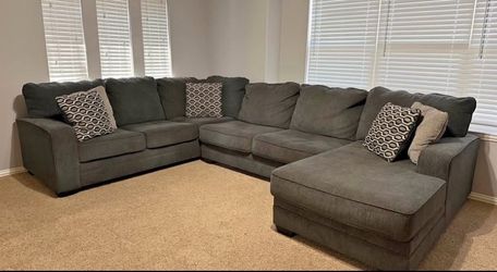 Delivery available Large Gray Fabric Sectional Sofa with Chaise