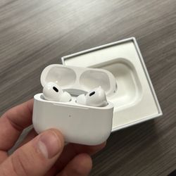 White Bluetooth Noise Canceling Earbuds