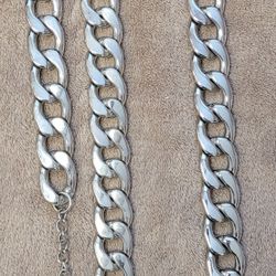 Guess (1) Necklace & (1)Bracelet 