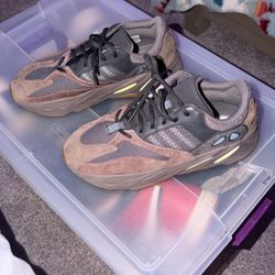 Yeezy Boost 700 Mauve 