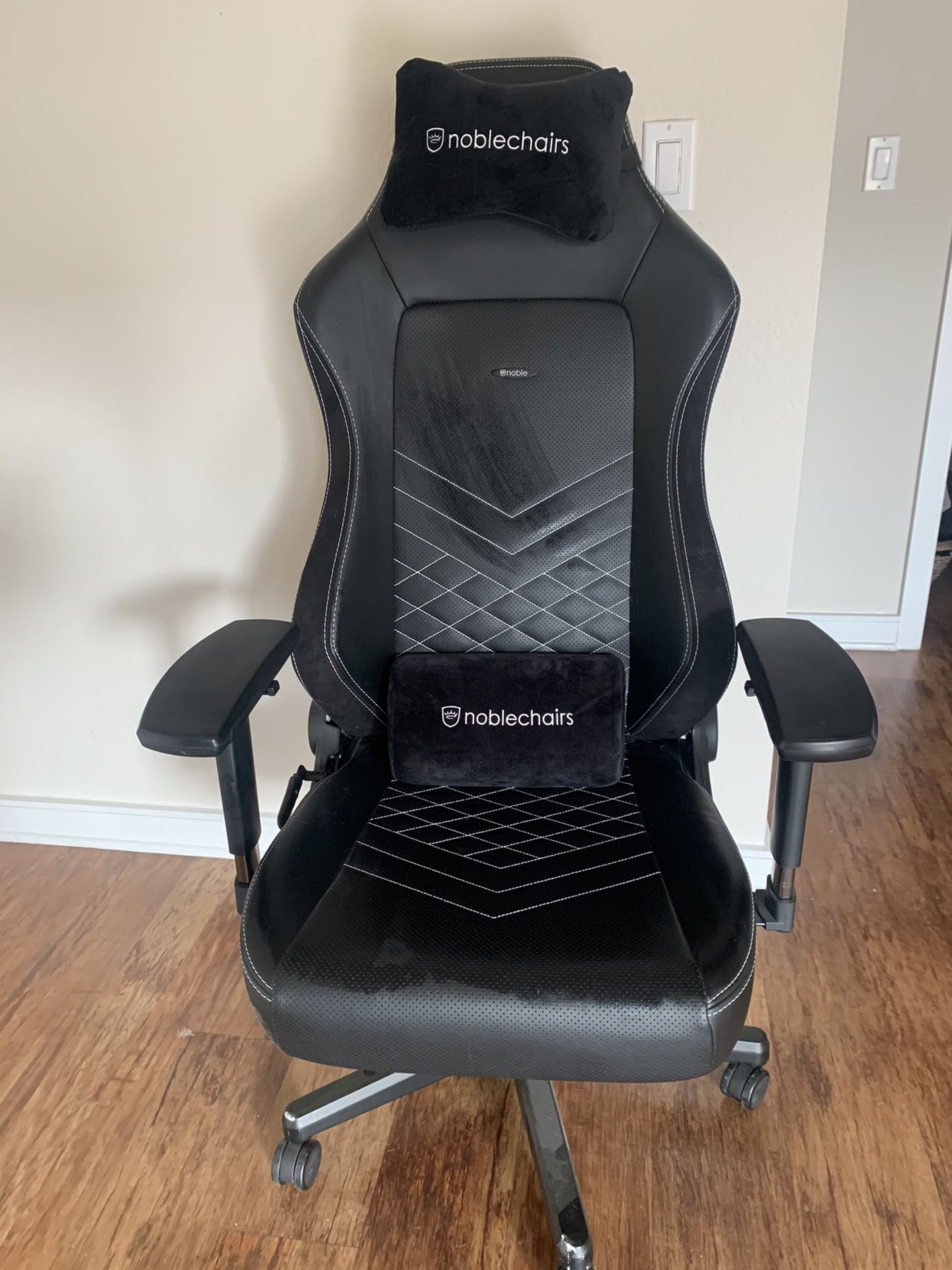 Noble Hero gaming chair. Like new Office chair. Desk chair