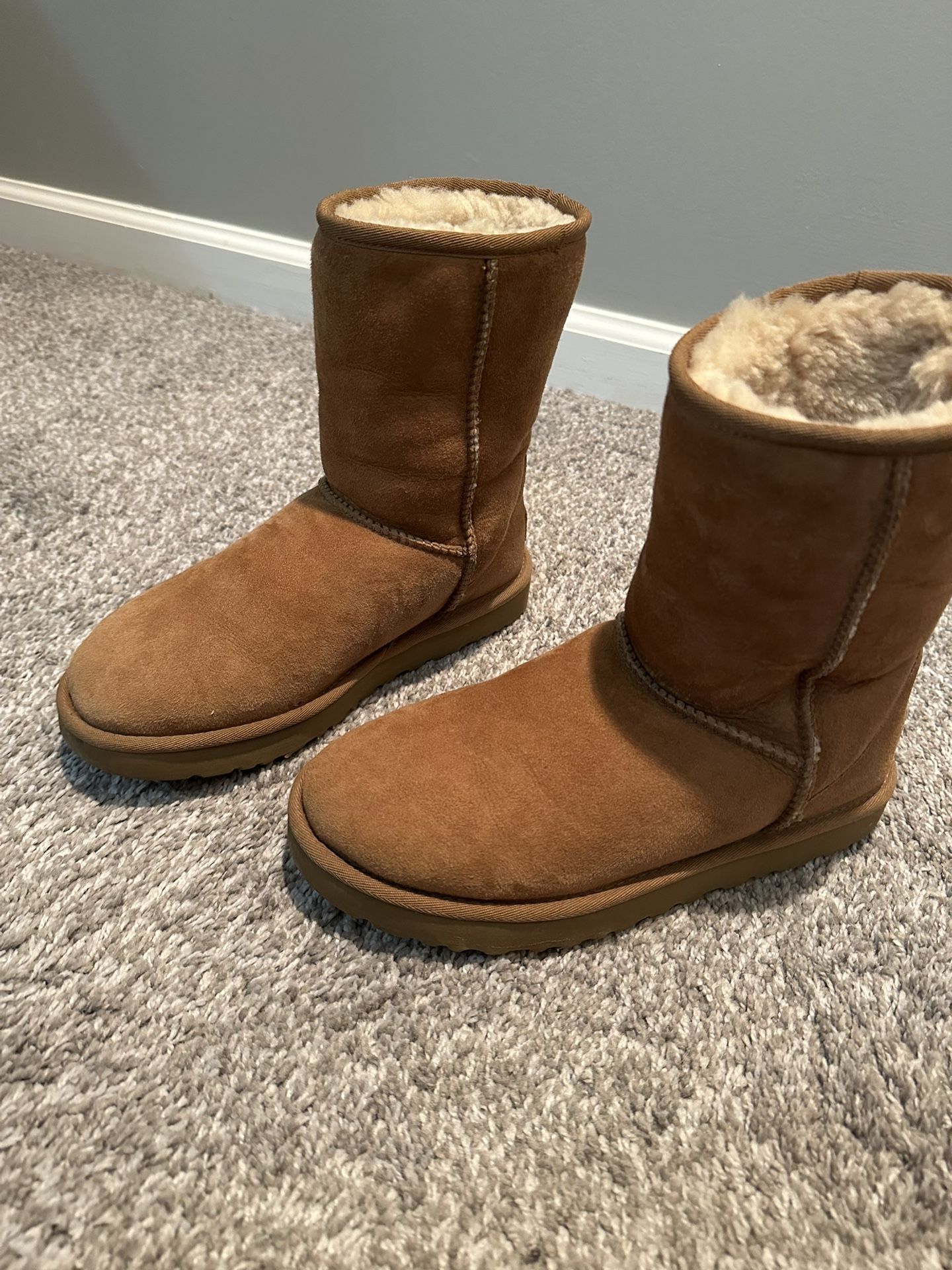 UGGS- Chestnut, Size 7