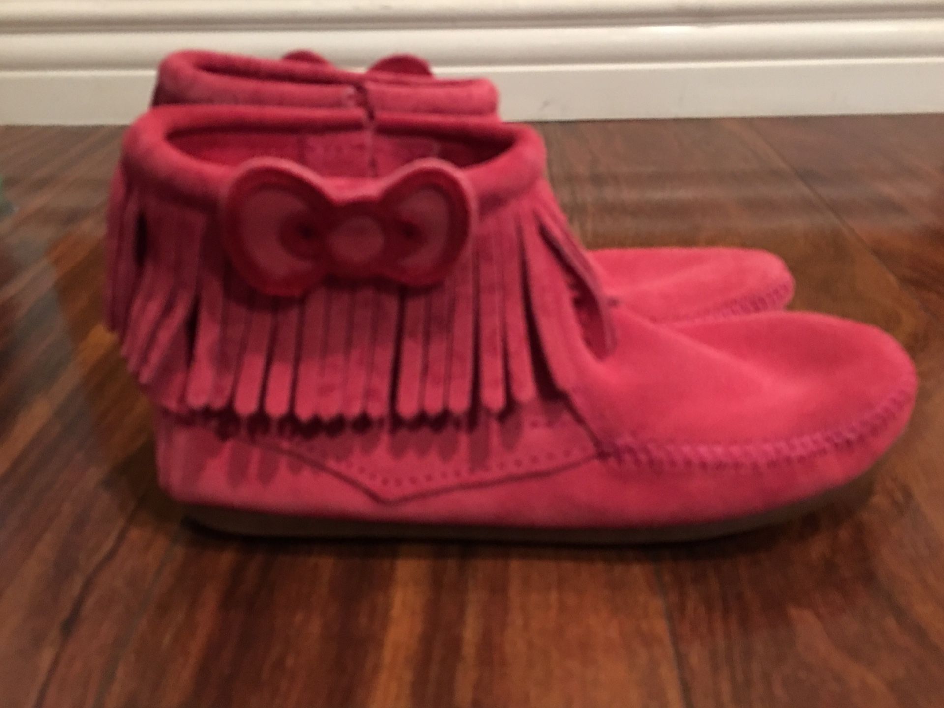 Brand New Girls Minnetonka Hello Kitty pink suede boots size 3