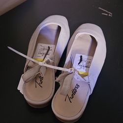 Trotters Size 7.5 Flat Dress Shoes With Buckle In Back