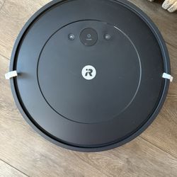 Roomba Combo Robot Vacuum & Mop (Y0110)