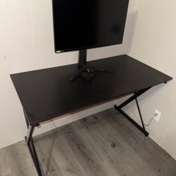27 Inch LG UltraGear QHD 1440P Monitor W/ Gaming Desk