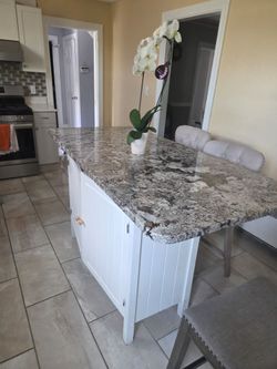 White marbel kitchen island