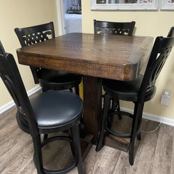 Beautiful kitchen table with 4  chairs