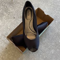Ladies Navy Blue Shoes Short Heel Size 8.5