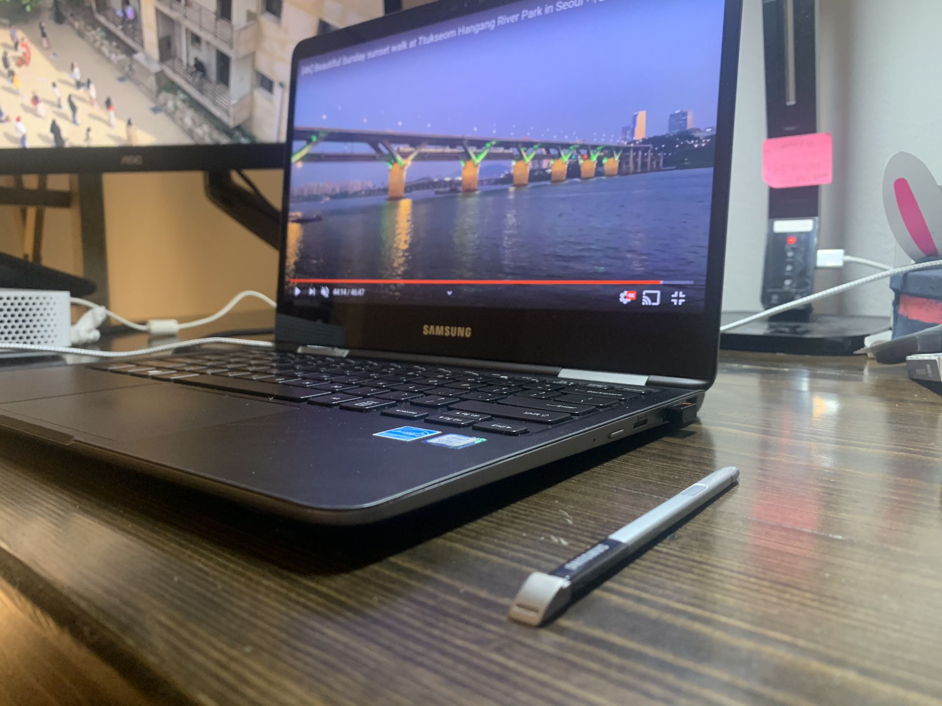 SAMSUNG notebook 9 pro 13inch touch screen comes with a pen