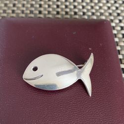 VINTAGE STERLING SILVER FISH BROOCH 