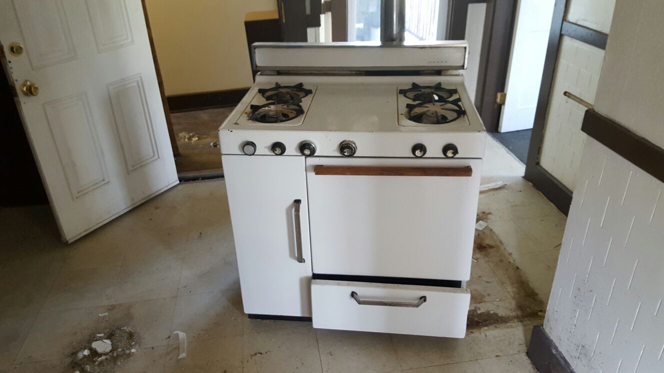 Magee Gas stove with built in heater for Sale in Southbridge, MA - OfferUp