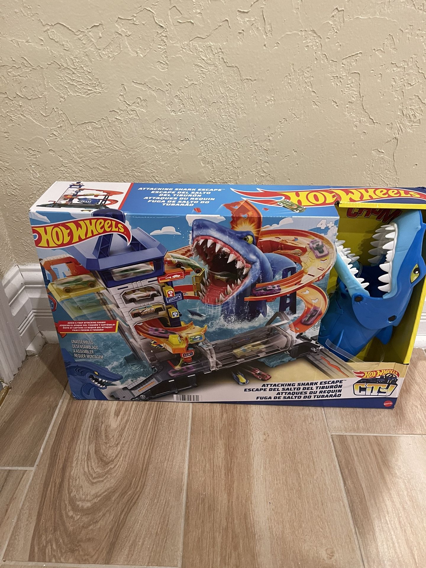 Hot Wheels City Attacking Shark Escape Garage 2022 Garage Race Cars New in Box
