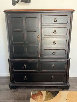 Beautiful Solid Wood Dresser / Hutch – 7 Drawers + Shelving