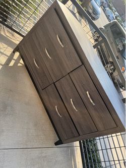 6pc dresser drawer in good condition. $200 if you come right now