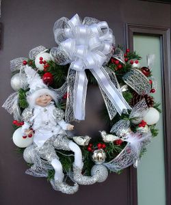 Professional Handmade Christmas Wreath with Porcelain Elf and Lights navidad