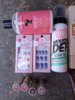 Shower stuff / make up / nails