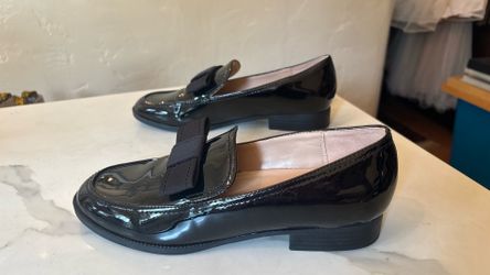 Bandolino black patent loafer with front bow size 8.5