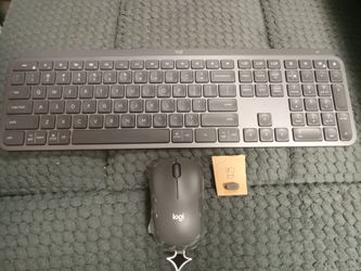 Logi Blutooth wifi Keyboard and Mouse Open Box