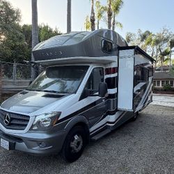 2015 Winnebago Navion 24J – Low Miles – Excellent Condition