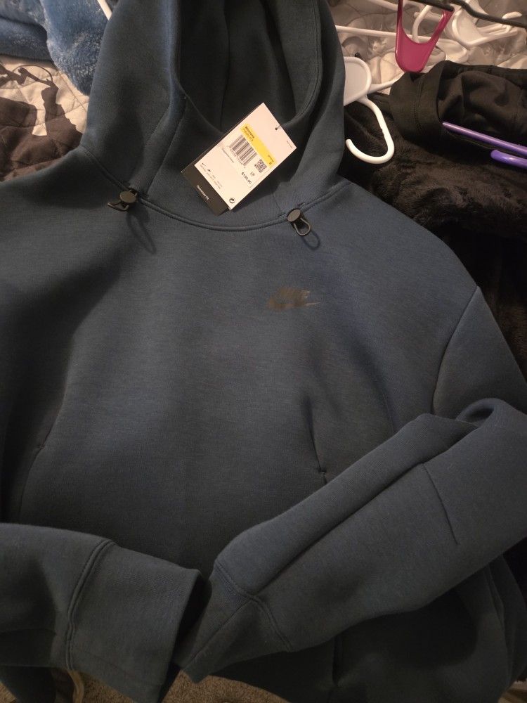 Nike Sportswear Tech Fleece
Women's Size Small